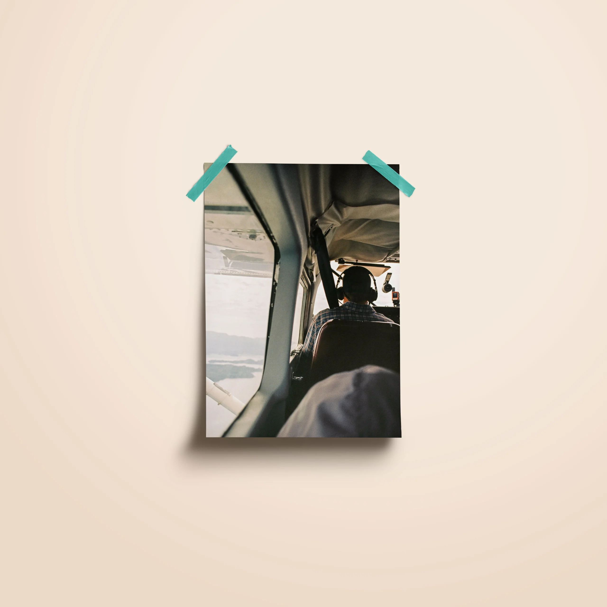 Affiche d'un pilot de petit avion vue de dos