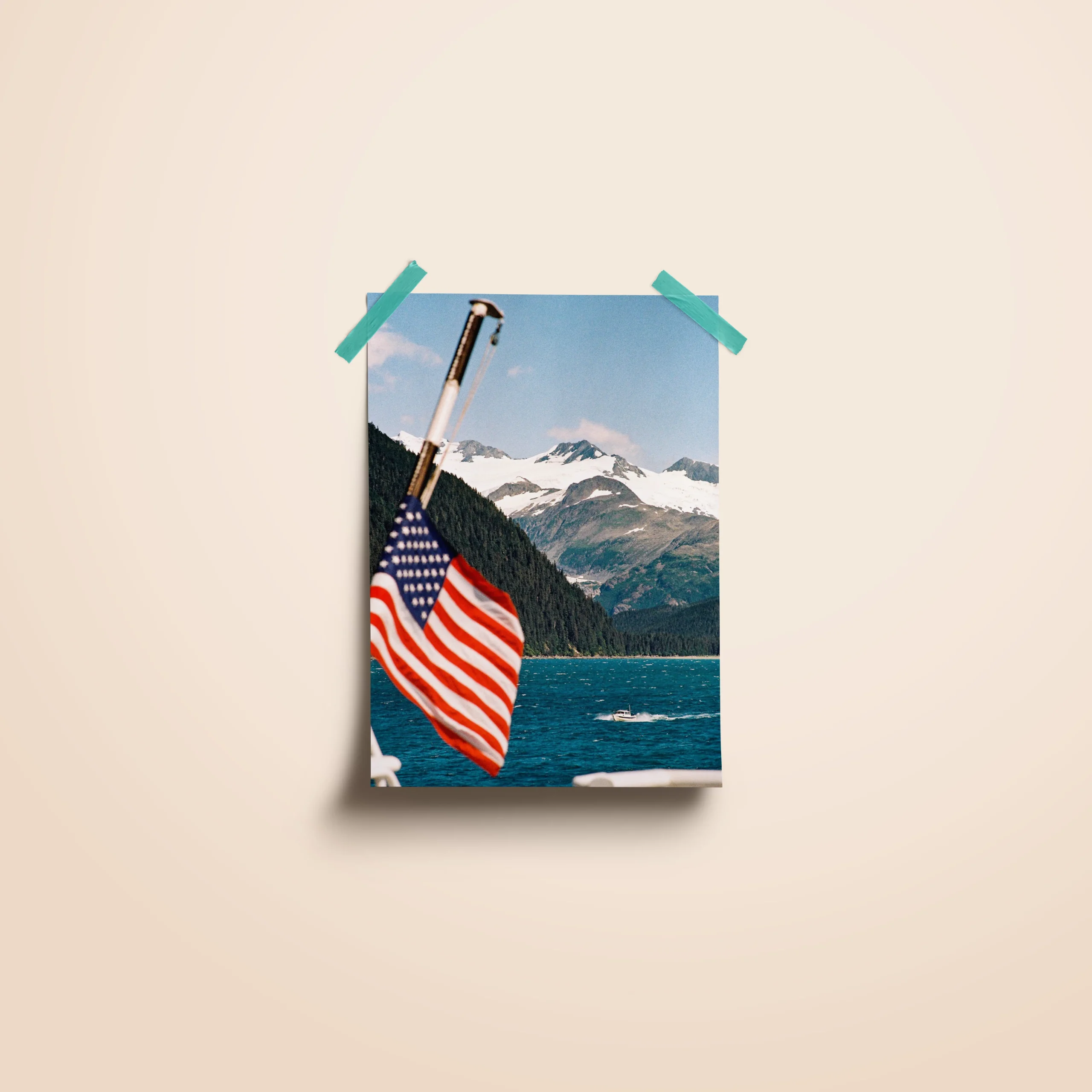 Affiche d'un drapeau américain flottant dans le vent derrière un bateau