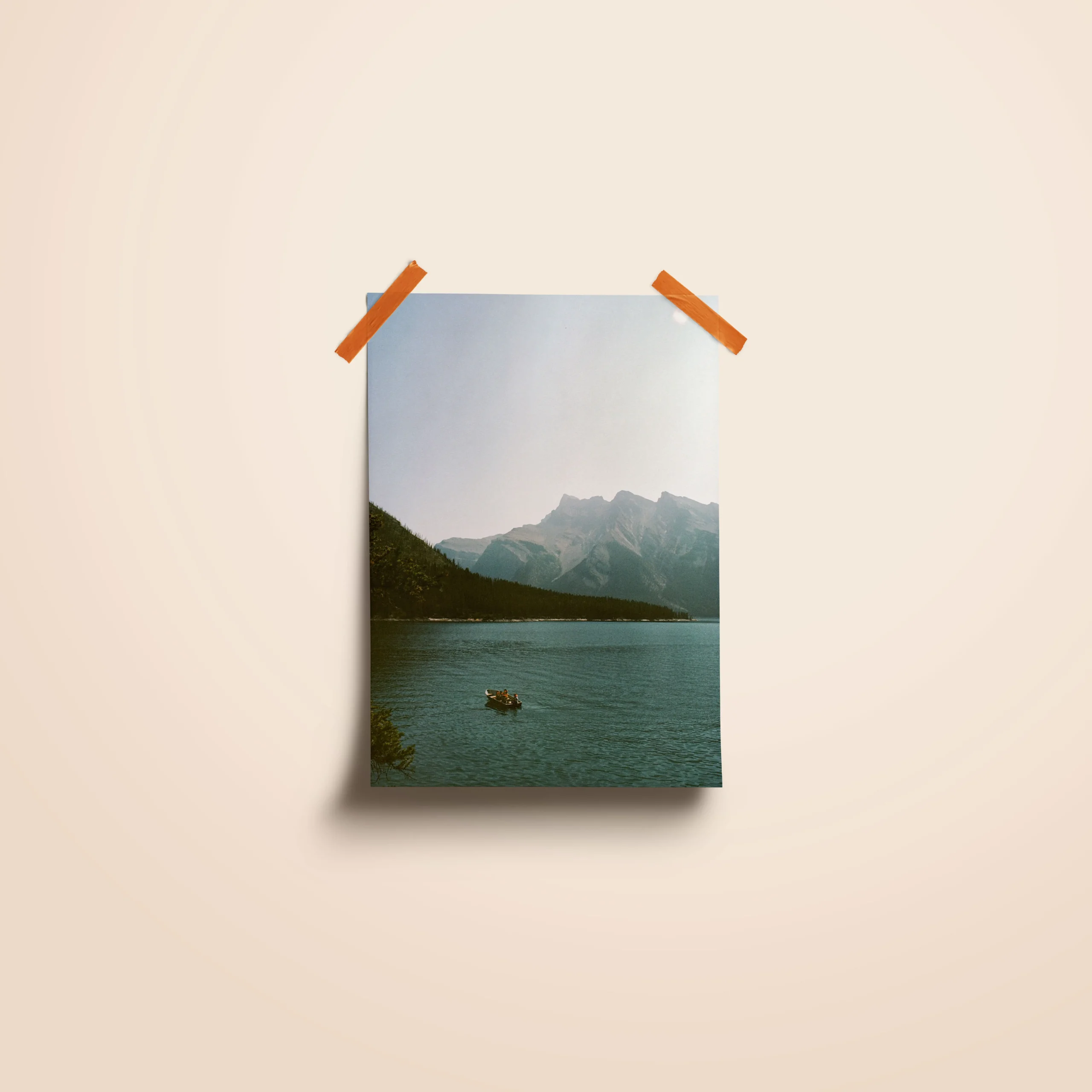 Affiche d'un canoë qui s'en va vers les montagnes