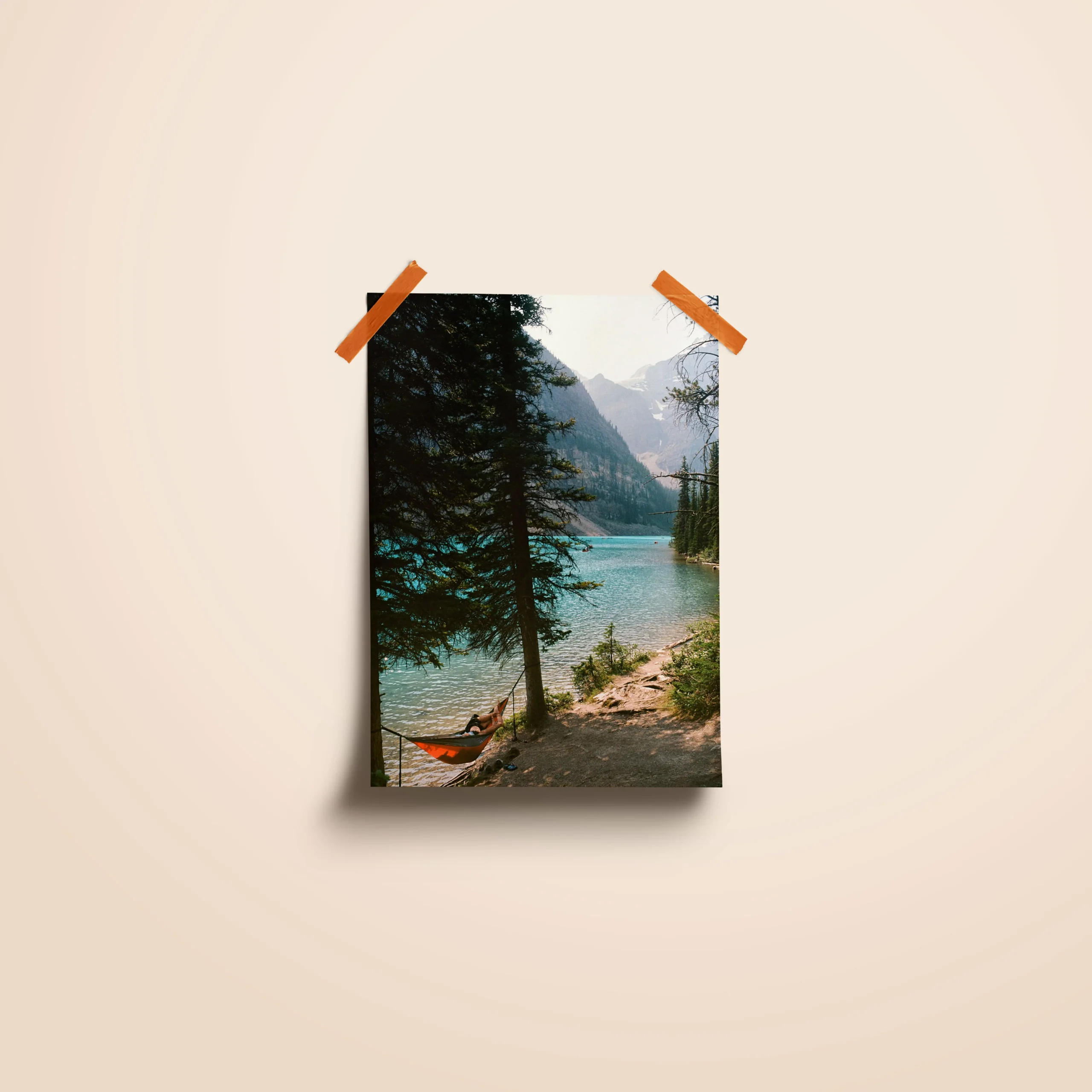 Affiche d'amoureux dans un hamac au lac Morraine