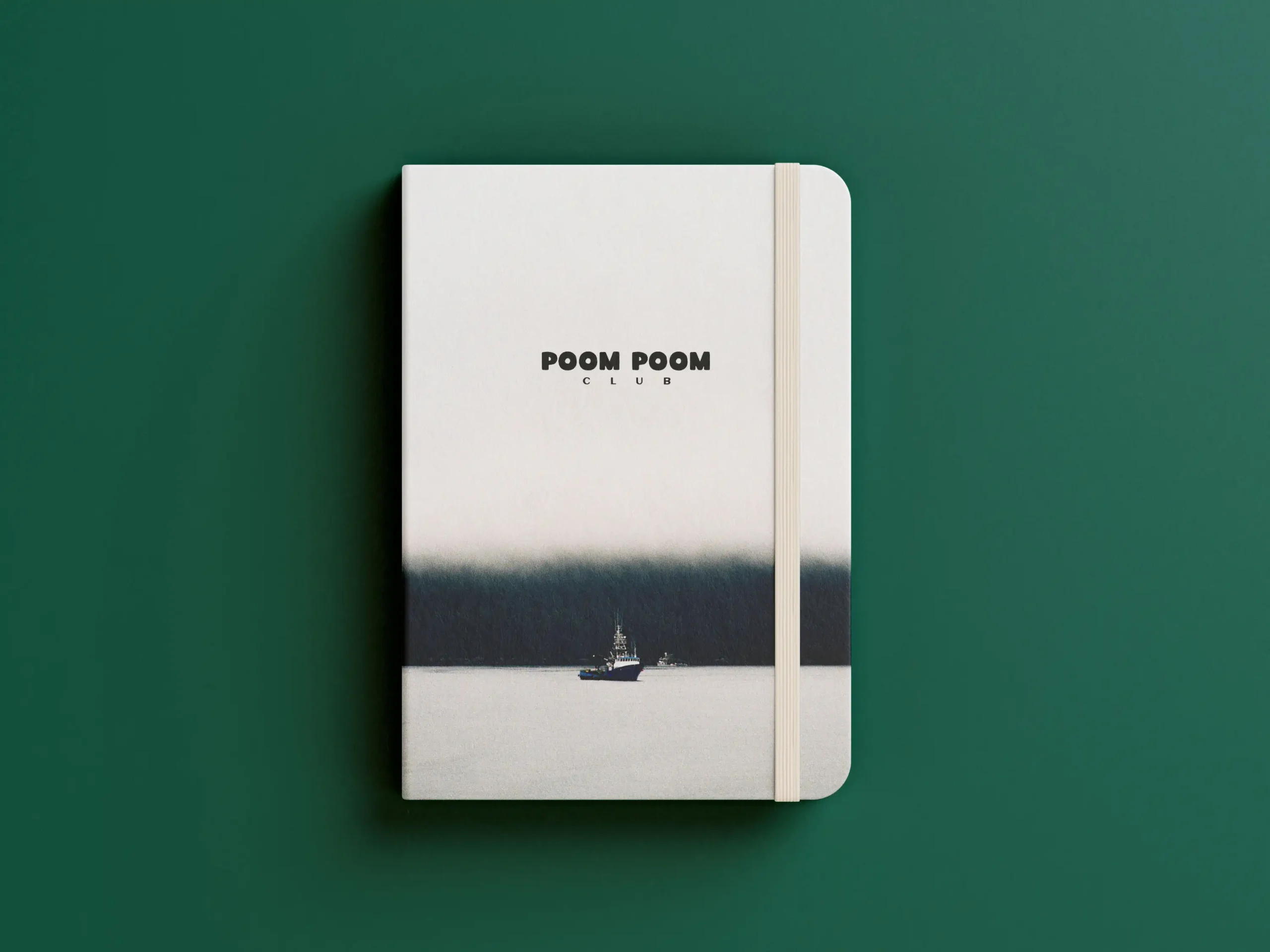 Carnet de notes avec un bateau de pêche dans un brouillard