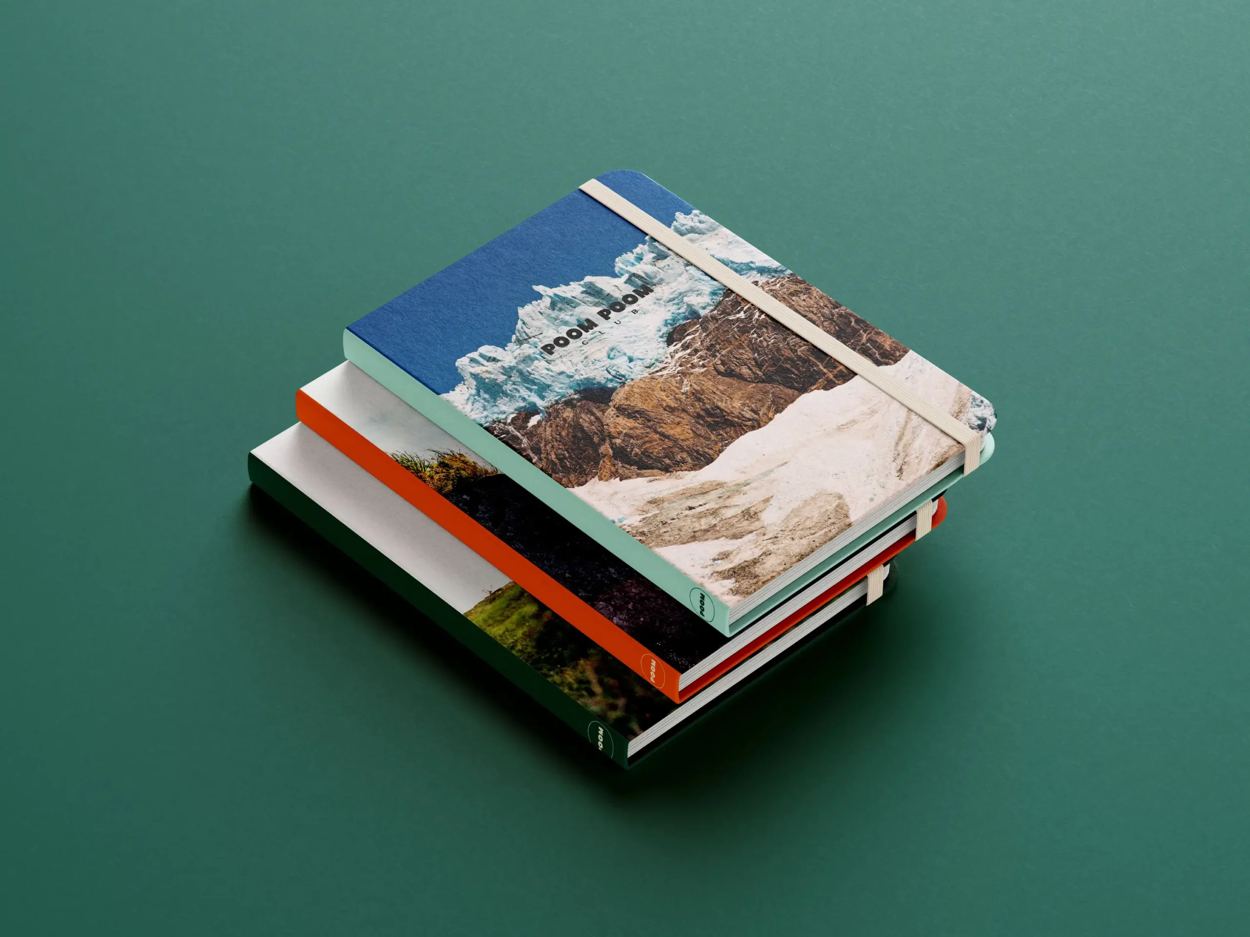 Trois carnets avec des photos de l'Alaska empilés