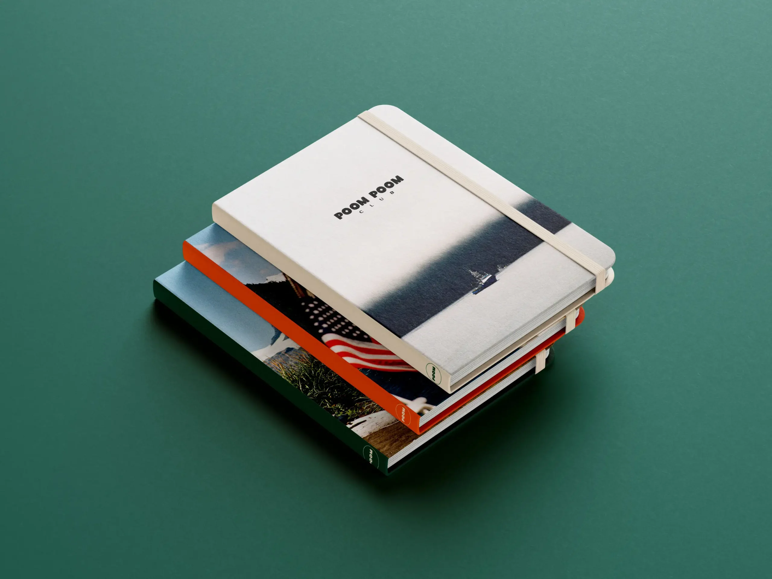 Trois carnets avec des photos de l'Alaska empilés