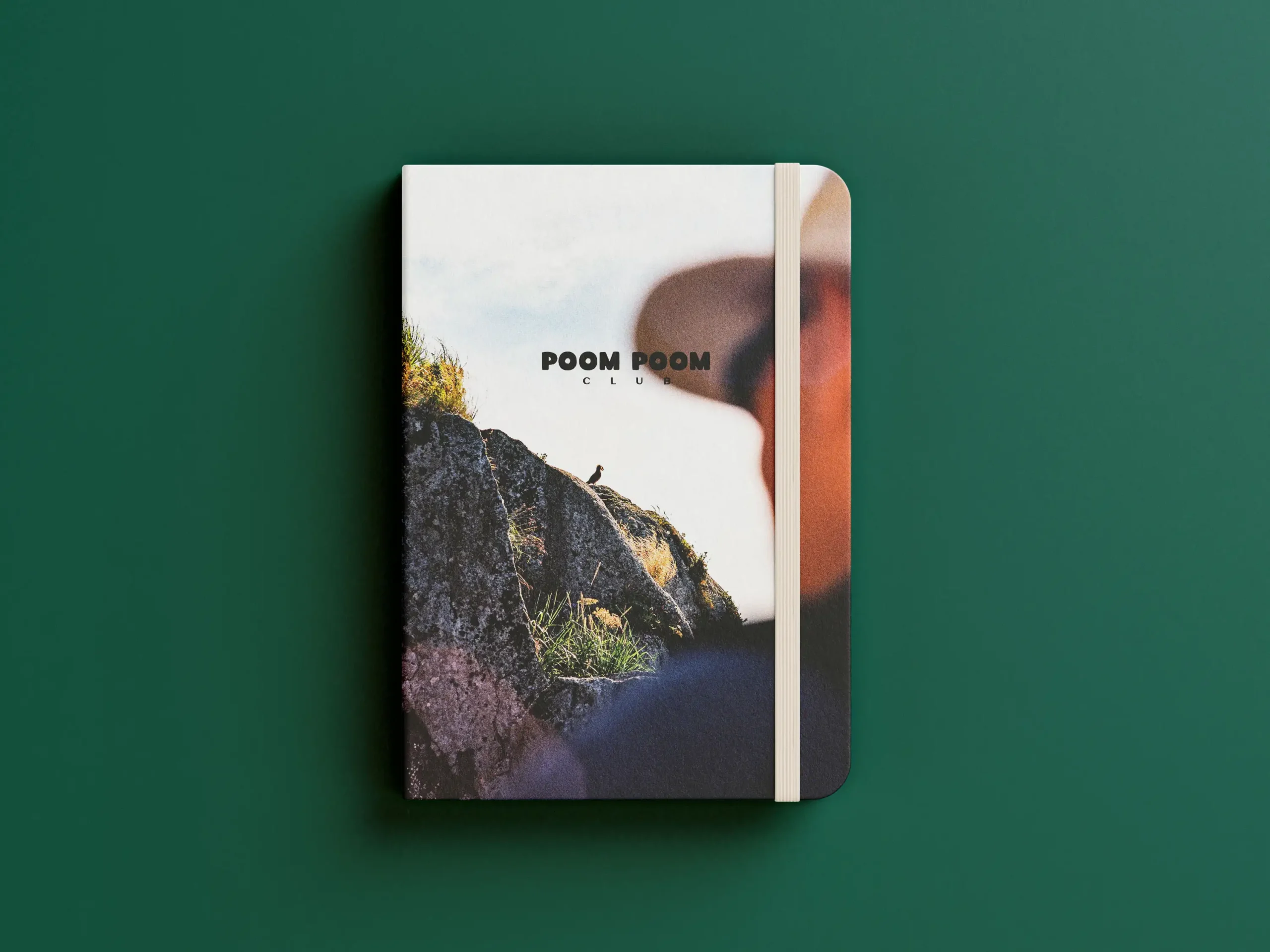 Carnet de notes avec un oiseau et un visage d'homme flou