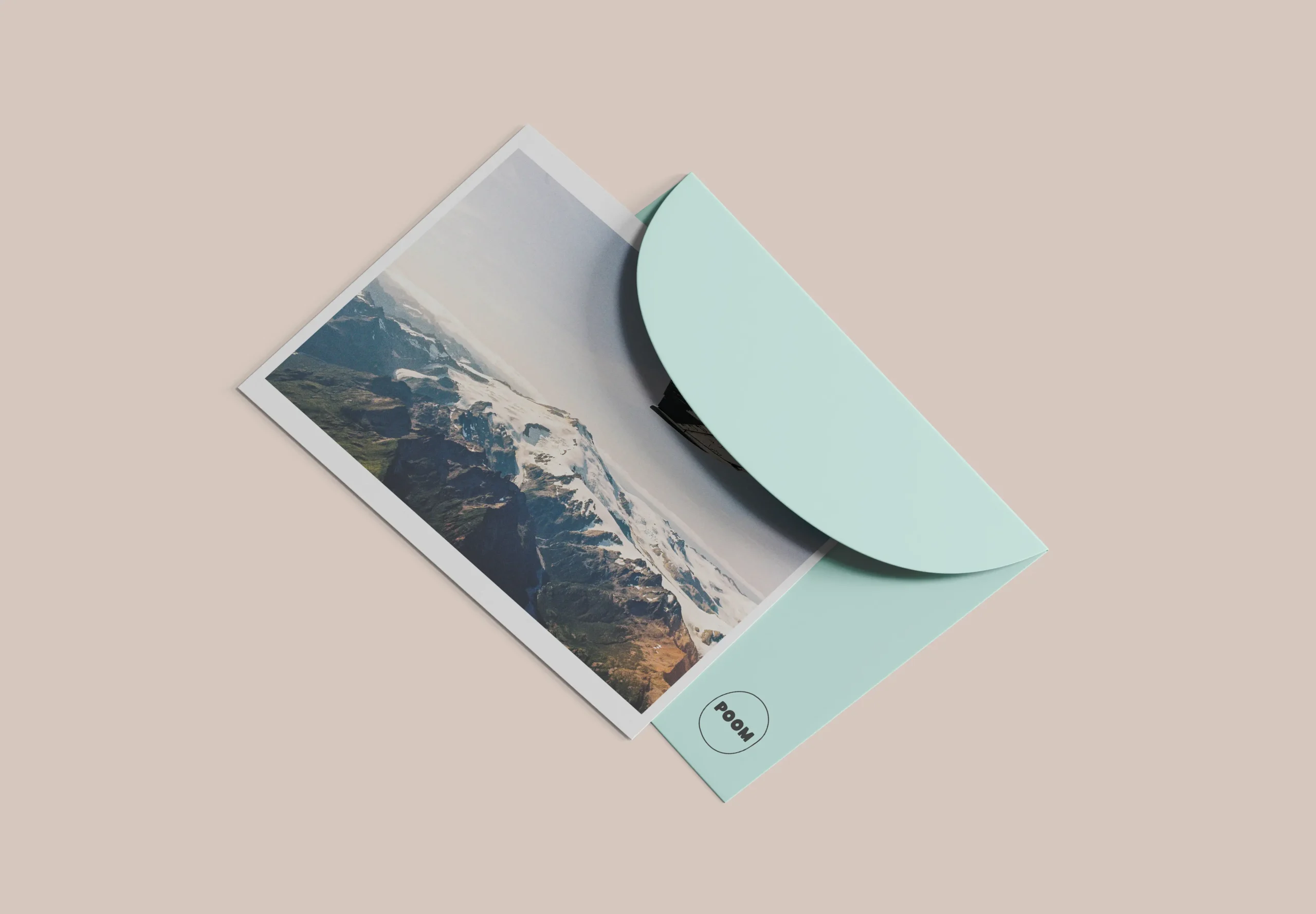 Enveloppe avec carte postale, montagne vue d'en haut en Alaska